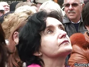 Pareja de jóvenes so ...