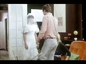 La morena juega con  ...