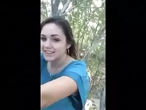 Una perra joven se d ...