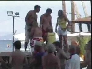 Hombre escogió a dos ...