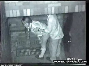 Una joven negra famo ...
