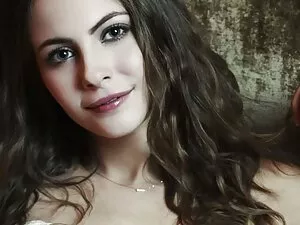 Una joven coqueta se ...
